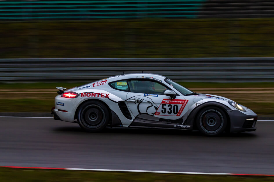 Der Porsche Cayman GTS der Klasse VT3 von Besitzer Arno Klasen, hier bei den ADAC 24h Qualifiers im April