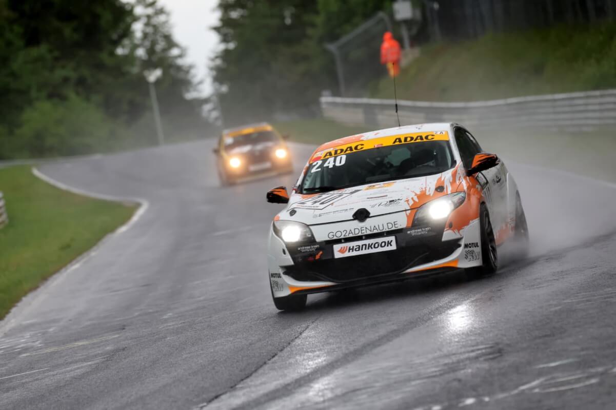 Du betrachtest gerade rent2drive-MEHRTEC-racing glänzt beim Nordeifelpokal im Regen