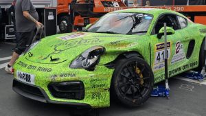 Porsche Cayman „FLUFFY" (Startnummer 410) von rent2Drive-MEHRTEC-racing mit Frontschaden nach Kontakt beim NLS7-Rennen am Nürburgring