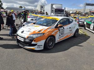 rent2Drive-MEHRTEC-racing Renault Mégane RS #240 in der Boxengasse beim RCN6 am Nürburgring