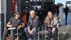 Team von rent2Drive-MEHRTEC-racing an der Boxenmauer beim „Preis der Erftquelle" 2026